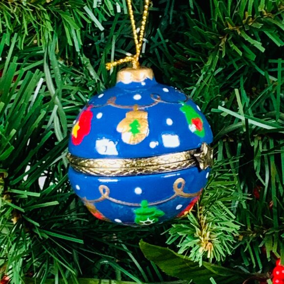 Mittens Round Ball Porcelain Hinged Surprise Gift Trinket Box Christmas Ornament - Picture 2 of 6